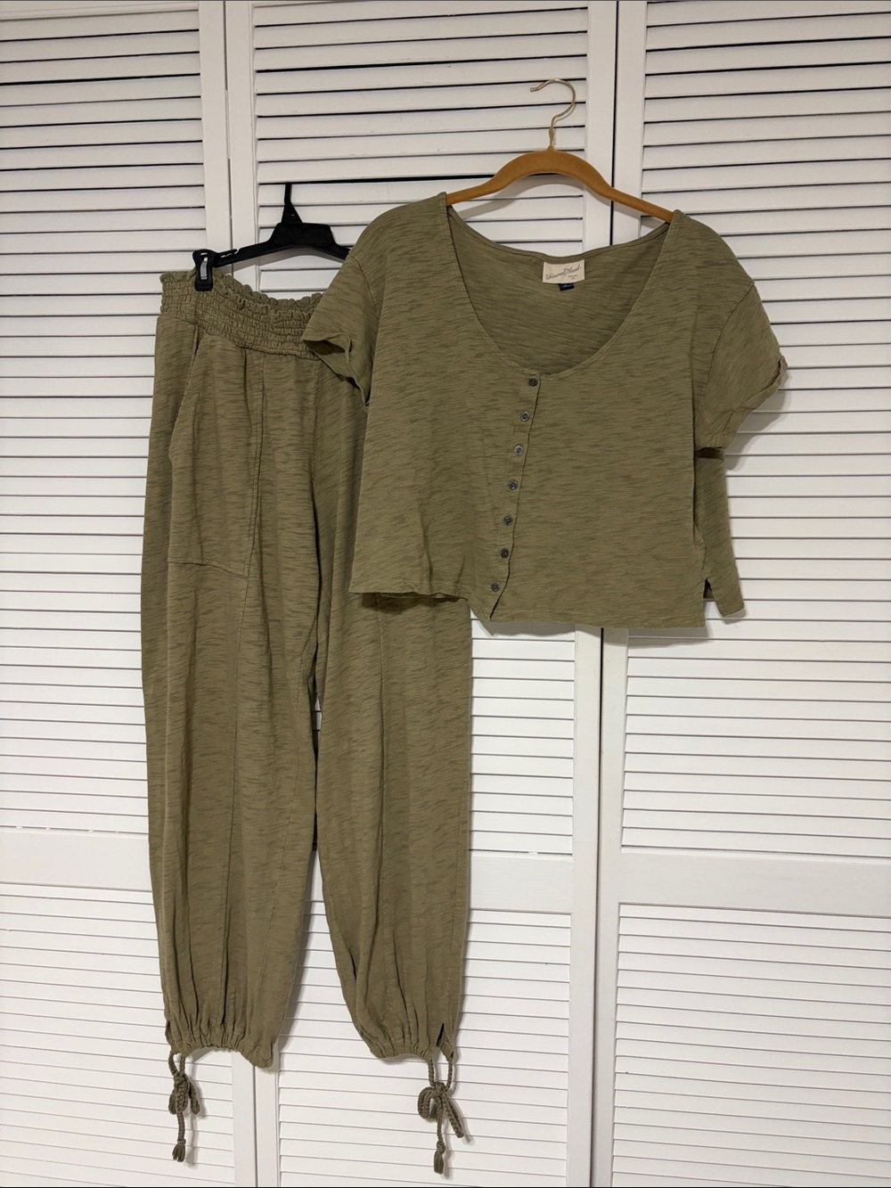 Universal Thread Olive Green Button-Front Crop Top & Elastic-Waist Joggers Set
